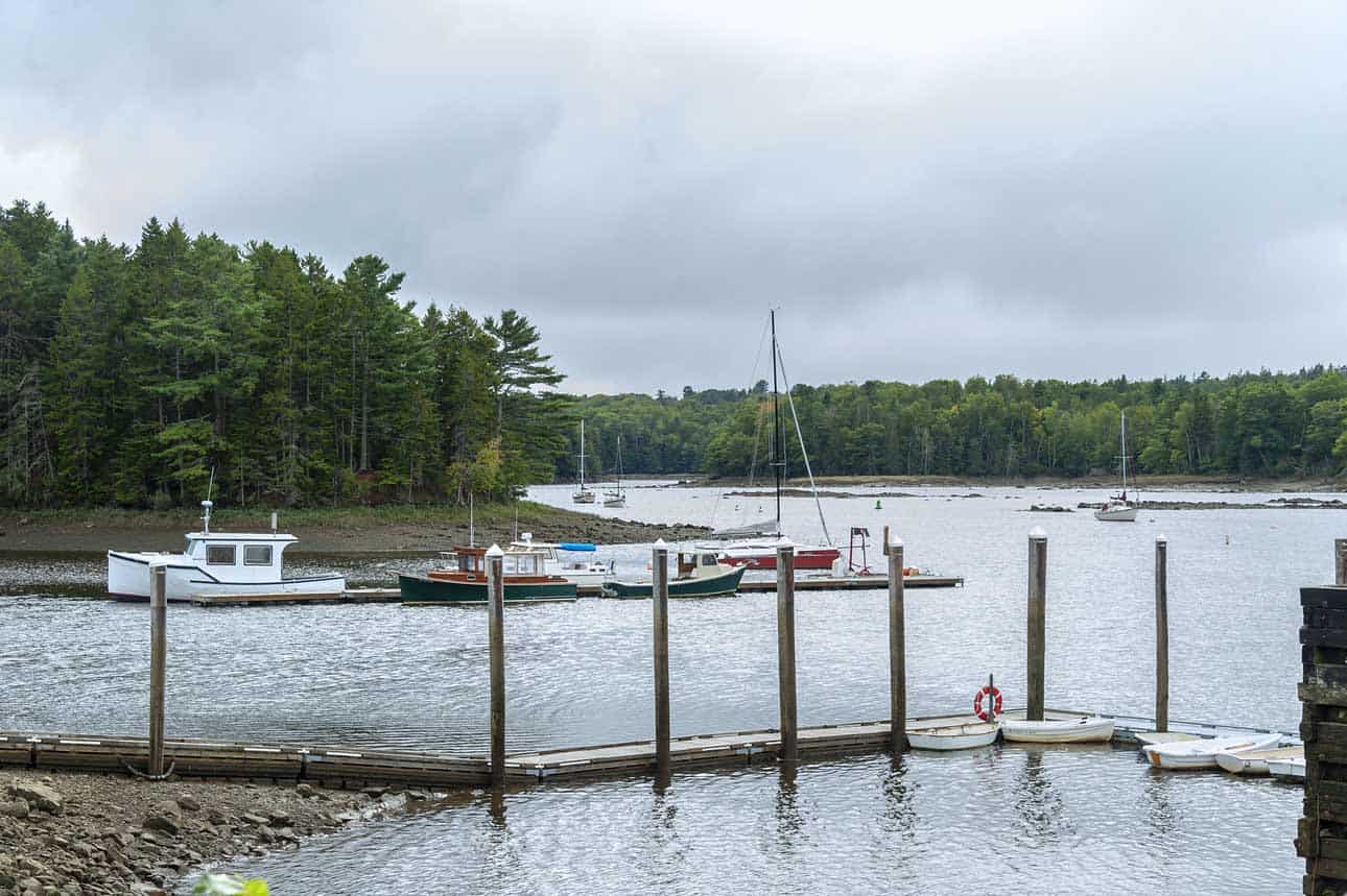 portrait-of-old-port-in-ellsworth-maine-where-tourists-have-abandoned-timeshare-resort-acadia-village-due-to-bad-upkeep-and-management