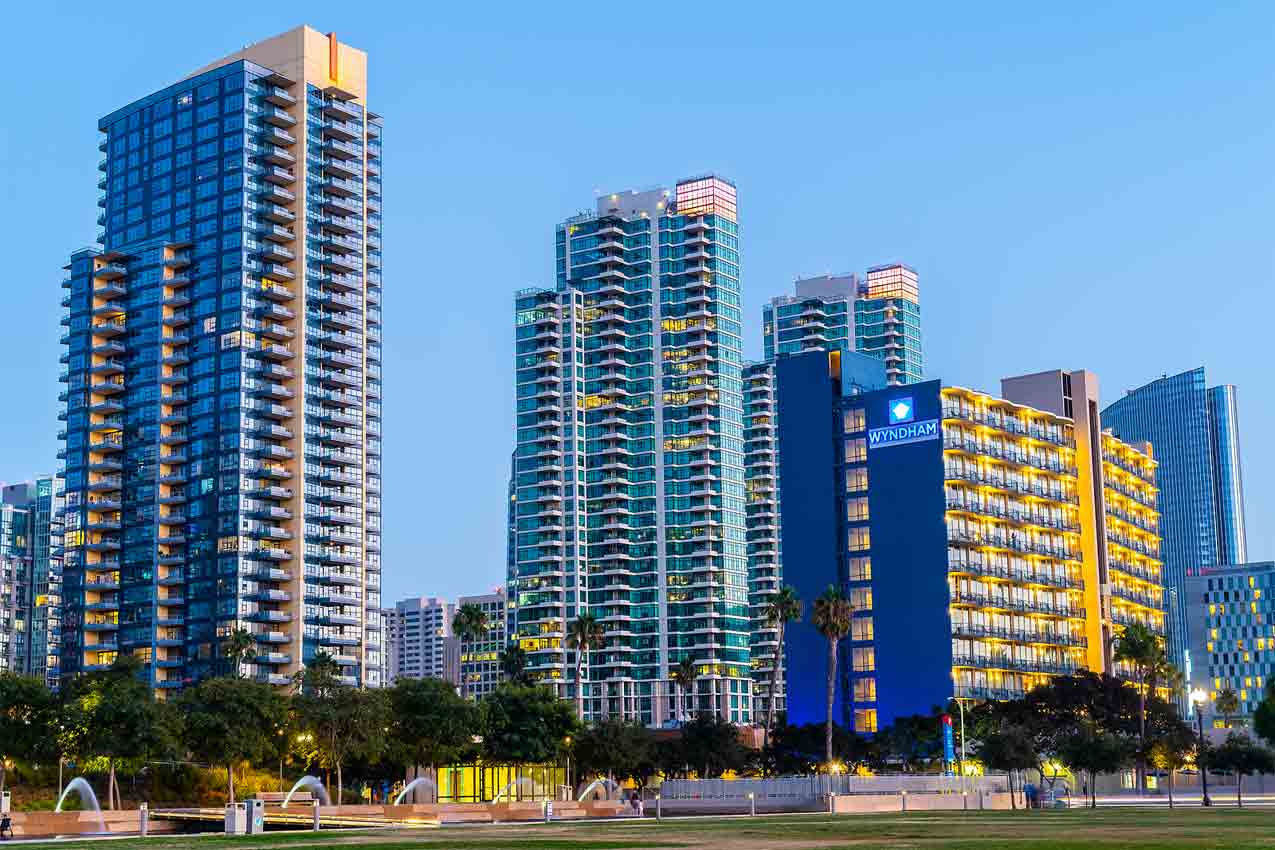 downtown-hotel-resorts-one-of-which-wyndham-vacations-tower-blue-sky-in-background-for-another-class-action-lawsuit-covered-by-voc